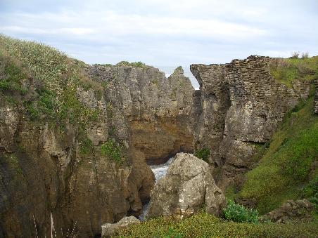 Blick vom angelegten Wanderweg auf die Pancake Rocks.