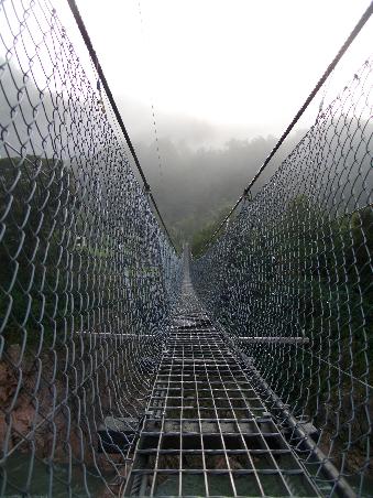 110 Meter Bruecke ueber tosendem Fluss