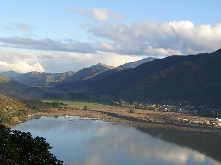 Havelock und die dahinter liegenden Berge; als wir durch Havelock durchfahren sehen wir viele Restaurants, die Muschelgerichte anbieten, aber kein Geschaeft, dass die Muscheln "roh" verkauft