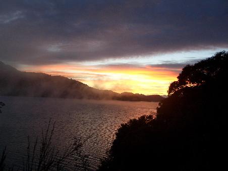 Sonnenaufgang ueberm Marlborough Sound