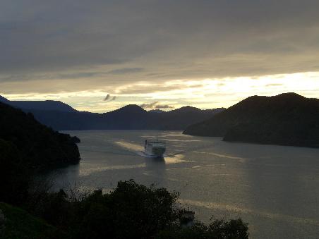 Da kommt unsere Faehre - die Interislander