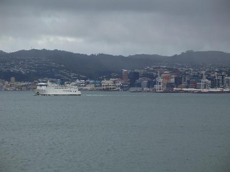 Wellington mit einer auslaufenden Faehre