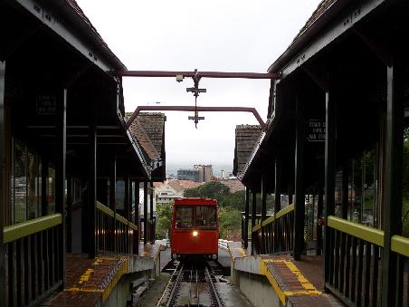 Das Cable Car bei der Einfahrt. Alle 10 Minuten faehrt sie.