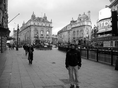 Piccadilly Circus mit 7 Grad plus, schon waermer als in Muenchen...