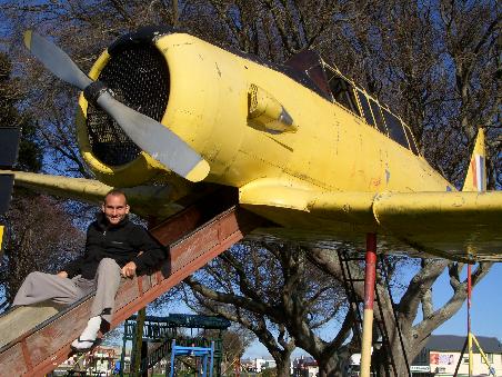 Daniel auf einer Harvard aus dem zweiten Weltkrieg (die heute als Rutsche auf einem Spielplatz dient) in dem Oertchen Pahiatua