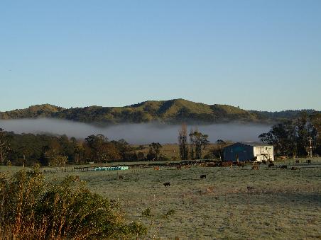 Am Morgen haengt der Nebel noch in den Taelern.