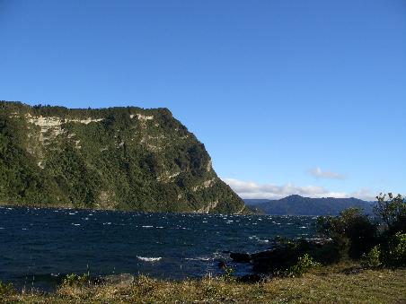 Der Lake Waikaremoana an der Bootsanlegestelle. Um den See fuehrt einer der grossen Wanderwege von Neuseeland, fuer den man hier 3 Tage benoetigt.