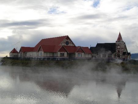 Die St. Faith Kirche in Rotorua umhuellt von Dampfschwaden