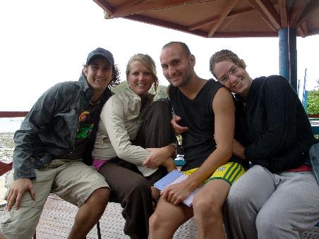 Nick, Alison, Daniel und Hanni im Regen
