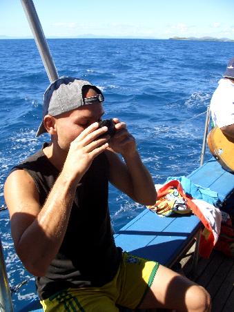 Daniel beim Cavatrinken. Zuerst wird einmal in die Haende geklatscht und laut "Bula" gerufen, dann das Getraenk ohne die Nase zu ruempfen auf einmal getrunken und schliesslich der Becher zurueckgegeben und dreimal in die Haende geklatscht.