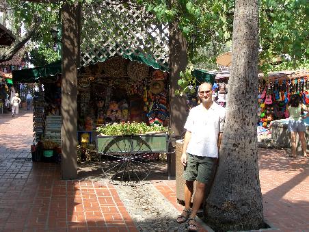 Daniel am Markt am Placita Olvera, dem aeltesten Teil von L.A.