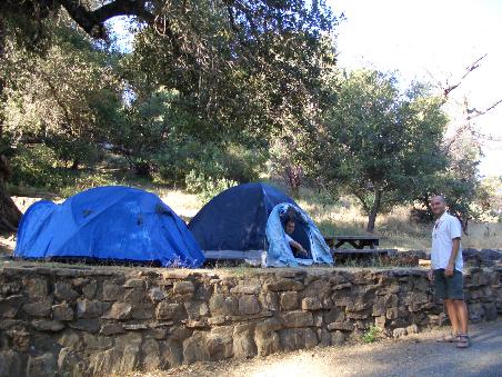 Unser wunderschoener Campingplatz, sogar das Brennholz lag schon fuer uns bereit...