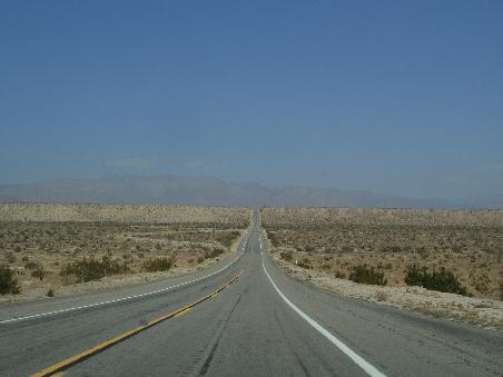 Strasse durch die Anza-Borrego Wueste