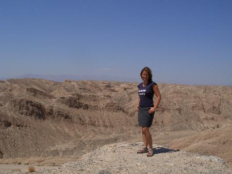 Hanni vor den faszinierenden Felsformationen der Anza-Borrego Wueste.