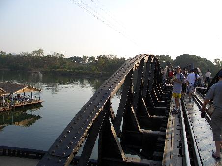 Die Bruecke am Kwai: mindestens Hundert Menschen laufen hier und zwaengen sich aneinander vorbei