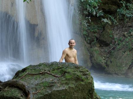 Traumhafter Wasserfall mit glasklarem Wasser