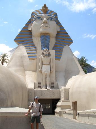 Daniel vorm Hotel Luxor