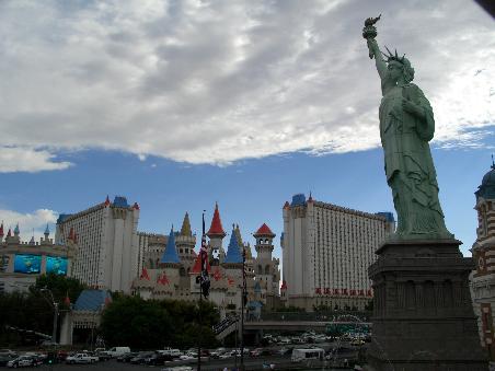 Das Excalibur und rechts die Freiheitsstatue des New York New York