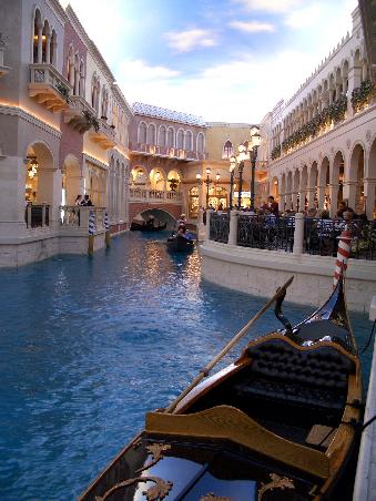 Das Venetia von innen: kuenstlicher Himmel und echte Gondeln, mit denen man drinnen oder draussen befoerdert wird.