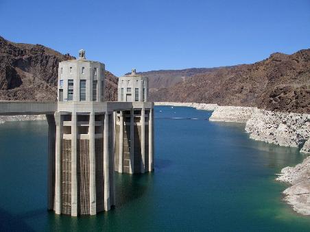 Der Staudamm mit Blick auf den Colorado River