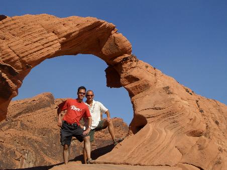 Andi und Daniel unterm Arch Rock.