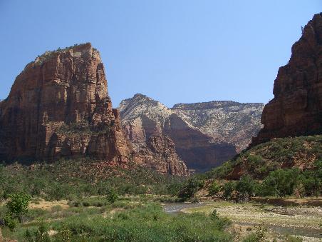Blick ins Tal und auf den Virgin River.