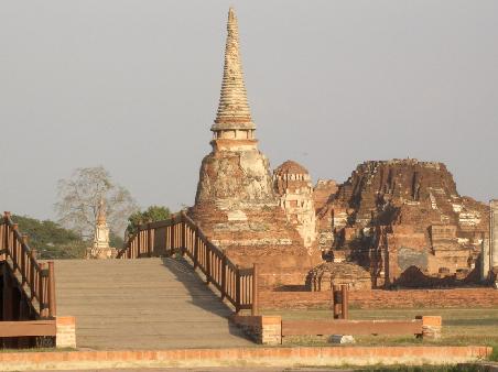 Viele Tempel praegen das Stadtbild. Dieses wurde im Rama Park aufgenommen.