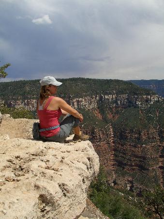 Hanni geniesst den Blick in den Canyon