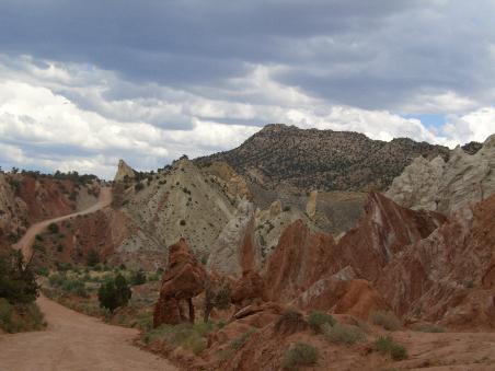 Die Cottonwood Canyon Road fuehrt durch diese wunderschoene Berglandschaft des Grand Staircase Escalante National Monuments.