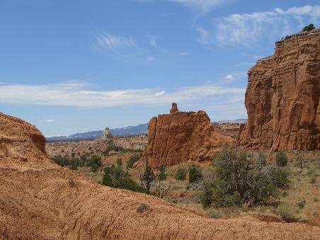 Das Blau des Himmels und das Rot der Felsen zaubern eine einmalige Stimmung