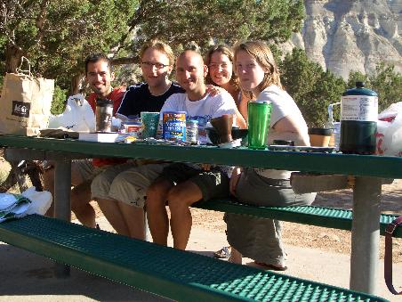 Andi, Odilo, Daniel, Hanni und Doris bei selbst gebruehtem (!) Kaffee.