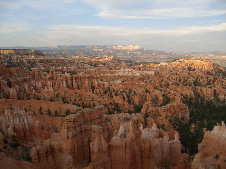 Unser erster Blick auf das Plateau des Bryce Canyon - atemberaubend.