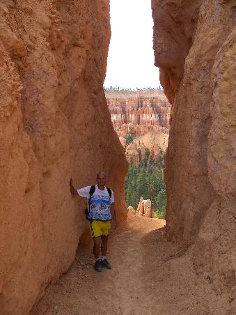 Daniel zwischen den Felsen beim Peekaboo Loop