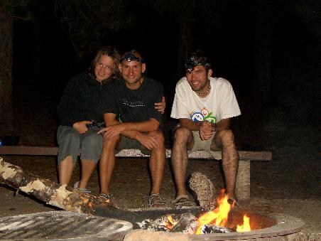 In dem Feuer haben wir halbe Birken verbrannt.