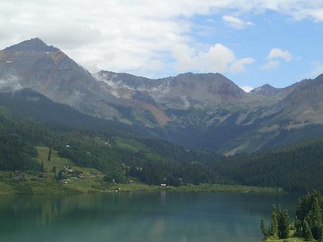 Ein glasklarer See und die schoenen GRUENEN Berge liegen uns zu Fuessen.