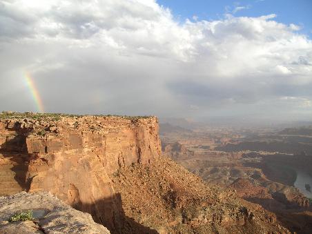 Regenbogen ueber dem Dead Horse Point und dem Colorado River.