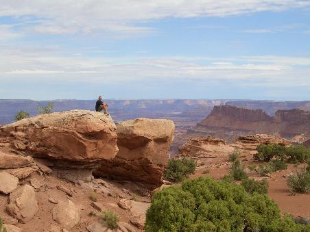 Daniel geniesst die Aussicht am Needles Overlook