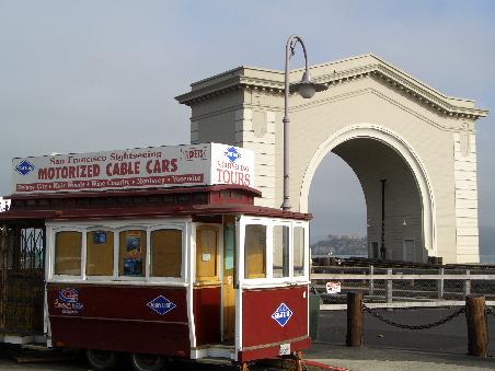 Am Pier 41 - durch den Torbogen kann man Alcatraz sehen.