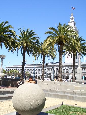 Das Ferry Building gleich gegenueber vom Embarcadero Placa