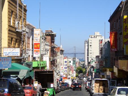 Geht man an der Kearny Street entlang, trifft man auf viele Chinesen, welche noch nicht einmal englisch sprechen. So muss man sich beim Obstkauf wieder mit Haenden und Fuessen zu helfen wissen. Wir fuehlen uns stark an unsere Zeit in Asien zurueckversetzt...