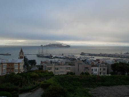 Die Wolkendecke reisst genau ueber Alcatraz auf.