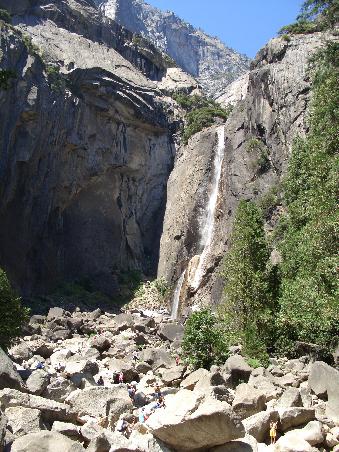 Der Lower Yosemite Fall: eine riesige Menschenmasse tummelt sich am und im Wasser.