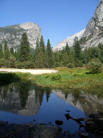Am Mirror Lake suchen wir vergeblich einen See - nur eine groessere Wasserlache finden wir, in dem sich die Berge wunderschoen spiegeln.