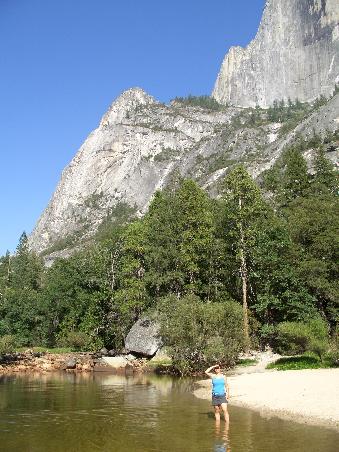 Hanni im Mirror Lake mit den Bergen als grandiose Kulisse.