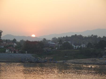 Letzter Blick ueber den Mekong zur thailaendischen Seite
