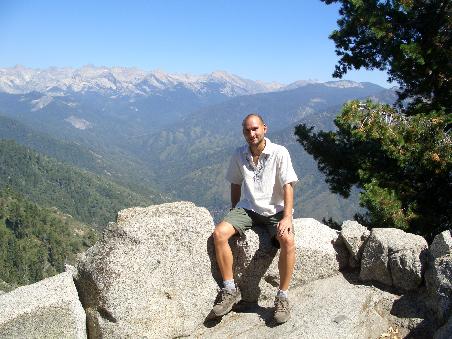 Daniel am Moro Rock, einem grossen Granitberg, den man besteigen kann. Man hat eine schoene Sicht auf die Sierra Gebirgskette.