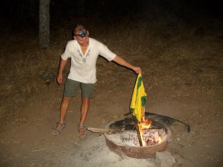 Daniel verbrennt seine Brasilienhose, die ihn seit Beginn der Reise begleitet hat. Es wird uns immer mehr bewusst, dass die Reise bald zu Ende ist.