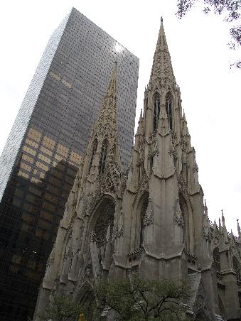 Vermutlich die St. Patrick's Cathedral im Wettbewerb mit einem verglasten Hochhaus.