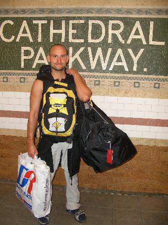 Wir laufen beide mit unserem Travellerrucksack, einer grossen Tasche, dem kleinen Rucksack und einer Tuete. Als wir an der U-Bahn ankommen sind wir durchgeschwitzt.