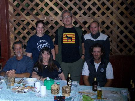 Gemeinsames Abendessen in Pakbeng mit Hanni, Marco aus Mailand, Daniel (von links nach rechts stehend), Gigi aus Rom, Lilian aus Frankreich und Gordon aus Neuseeland (von links nach rechts sitzend)